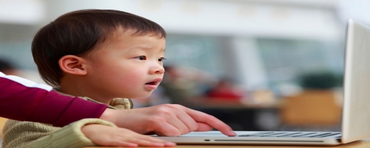 【信誼好好育兒】  不看3C就是休息？醫師：錯！數位學習，「距離」才是護眼重點！